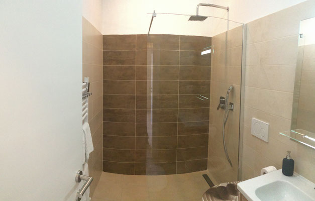 Bathroom with shower Jakomici