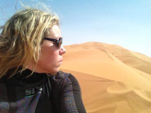 Ammirando il panorama di dune nel deserto di Merzouga